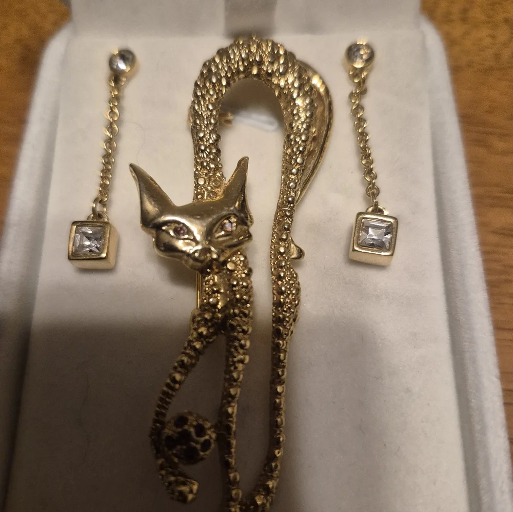 Givenchy Gold Cat Brooch with Dangle Crystal Earrings - Picture 3 of 5